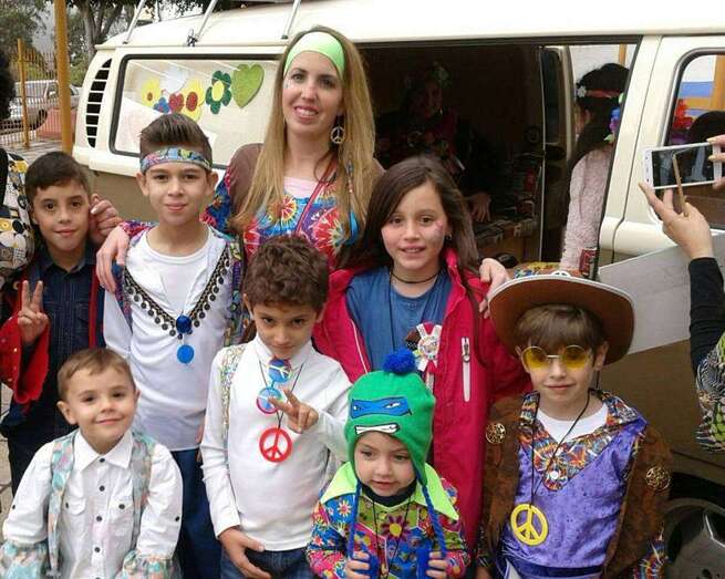 Pequeños alumnos ataviados con trajes de los años 60 (Foto TA)