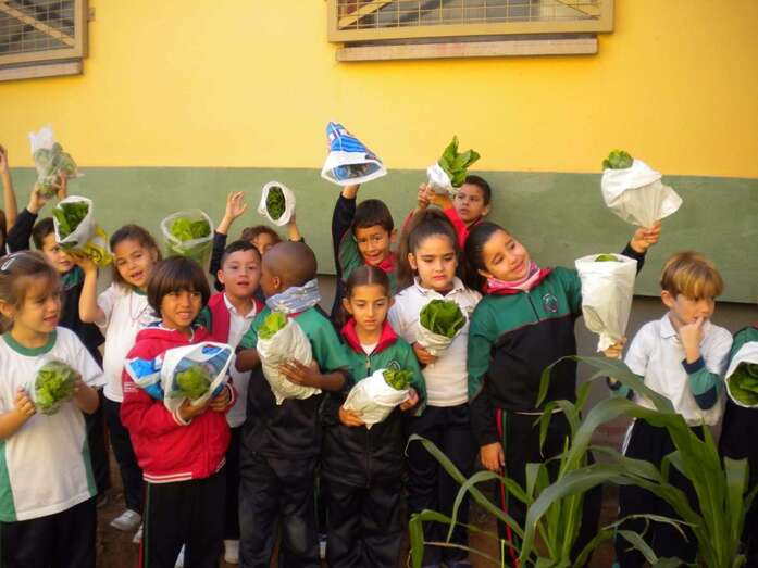 Un grupo de alumnos del CEIP Fernando León y Castillo posa junto a las lechugas cosechadas en el huerto escolar (Foto TA)