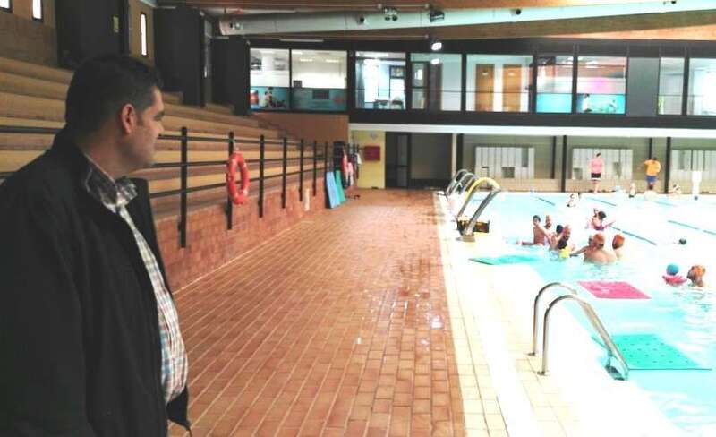 El edil Diego Ojeda, compartiendo una jornada de piscina con los alumnos del Petra Lorenzo (Foto TA)