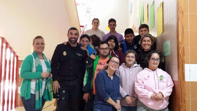 Los agentes y la profesora, junto a los alumnos del aula enclave del IES Guillermina Brito (Foto TA)