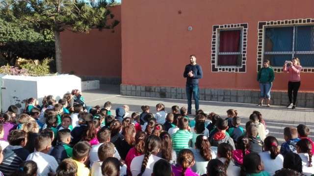 Ceferino Rodríguez Noda acudió ayer al centro para inaugurar el mural (Foto TA)