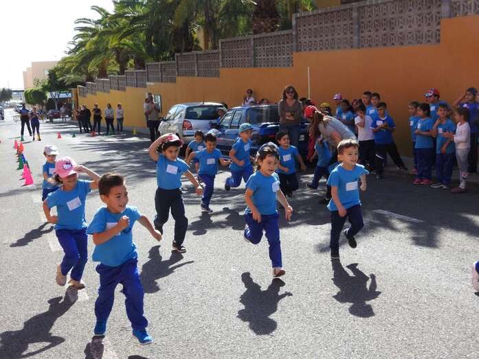 El barrio respondió a la llamada solidaria del colegio de Las Huesas (Foto TA)
