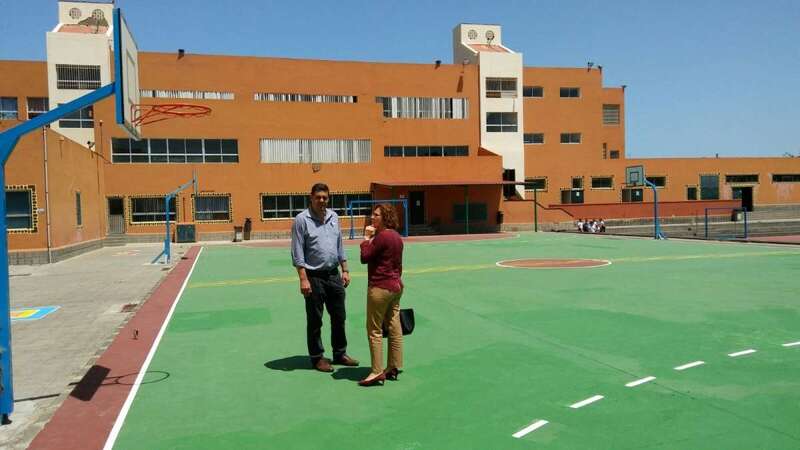 Los ediles Diego Ojeda y Marta Hernández, en la remozada cancha escolar (Foto TA)