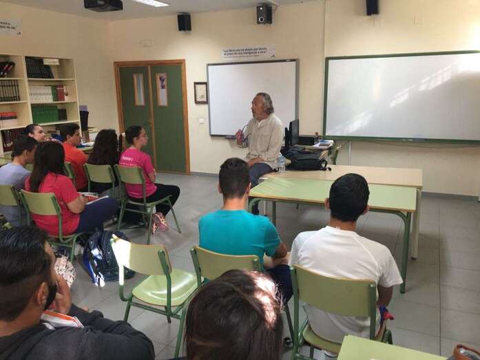 Ricardo Gómez se mostró muy cercano a los alumnos (Foto TA)