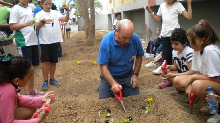 Un monitor muestra a los alumnos, in situ, los secretos de un buen proceso de plantación (Foto cedida por el centro)