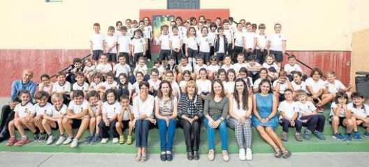 . Alumnos que participaron, junto a profesores y la directora del colegio (Foto Borja Suárez-C7)