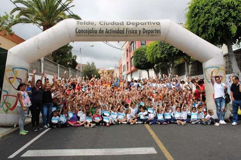 Los pequeños, sus familias y los profesores se volcaron en este evento benéfico (Foto TA)