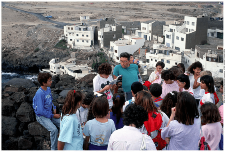El profesor Espiño Meilán, junto a sus alumnos, en una de las actividades del aula de ecología (Foto TA)