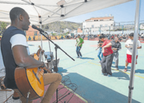  Sonidos africanos en el patio durante el recreo (Foto Canarias7 / Borja Suárez)