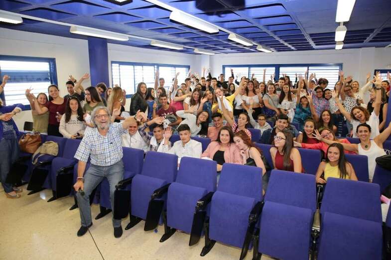 Foto de grupo de los jóvenes del programa Ayudantes TIC con Jorge Herández Duarte (Foto TA)