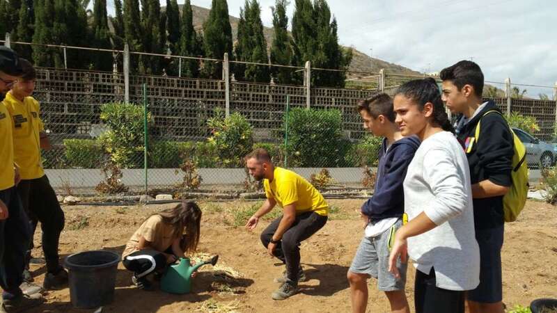 Alumnos en la Granja Experimental (Foto TA)