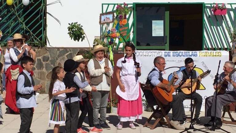 El resto de las escuelas unitarias de Telde y Valsequillo subió este viernes a Cazadores para celebrar el día de Canarias (Foto TA)