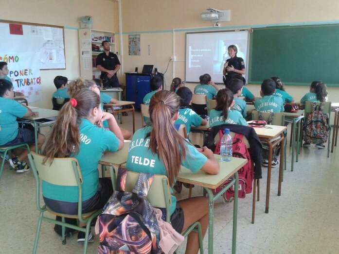 Los agentes policiales en un centro de Telde (Foto TA)