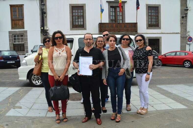 Imagen de un grupo de padres y madres del centro antes de presentar el escrito en el Ayuntamiento de Telde (Foto TA)