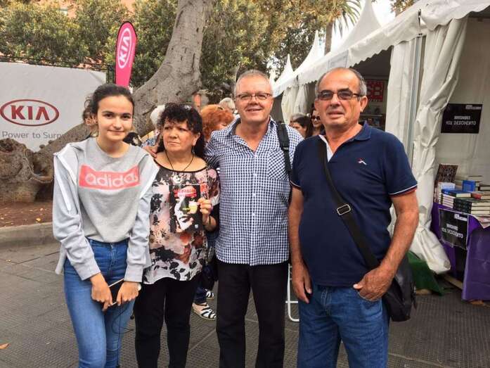 El escritor Domingo Fuentes (segundo por la derecha) con José Luis Florido, presidente de la Ampa Florispan (Foto TA)