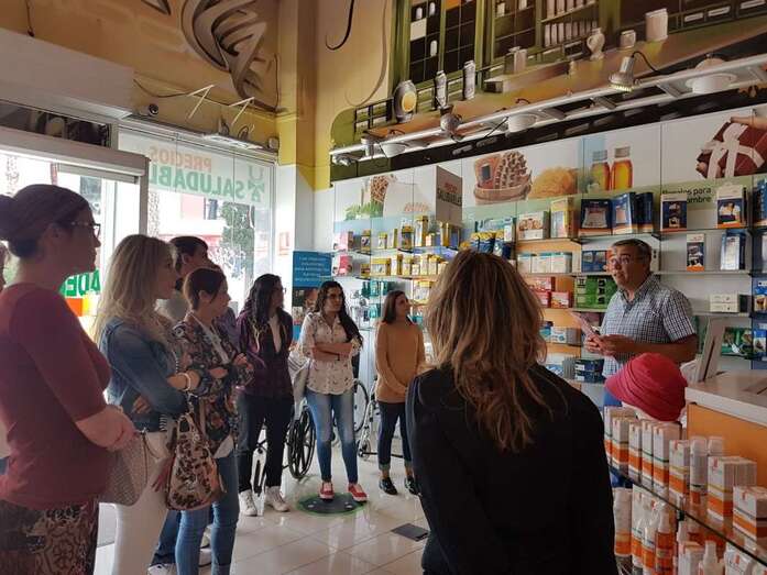 El farmacéutico Benjamín Suárez explicó a los alumnos el funcionamiento de la actividad (Foto TA)