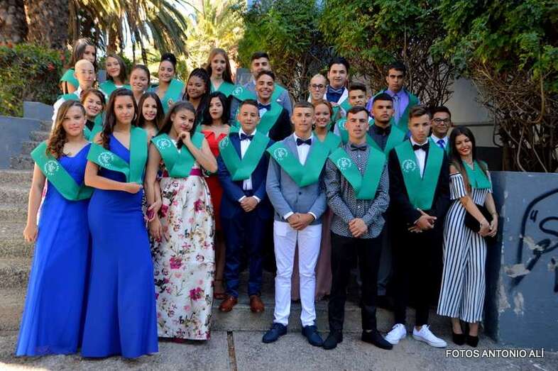 Grupo de alumnos que se gradúan en este curso, minutos antes de ser orlados (Foto Antonio Alí)