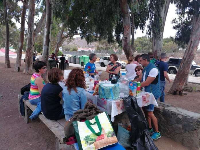 La concejala Marta Hernández departe con algunos profesores (Foto TA)