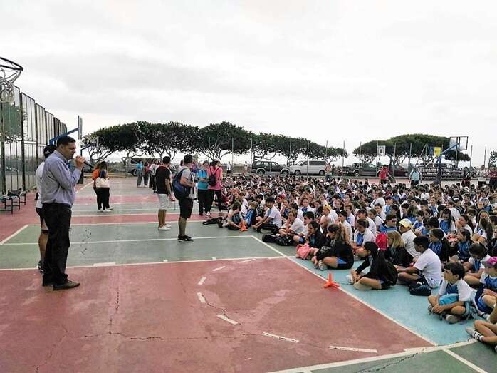 El edil Diego Ojeda, este miércoles dirigiéndose a los menores (Foto TA)