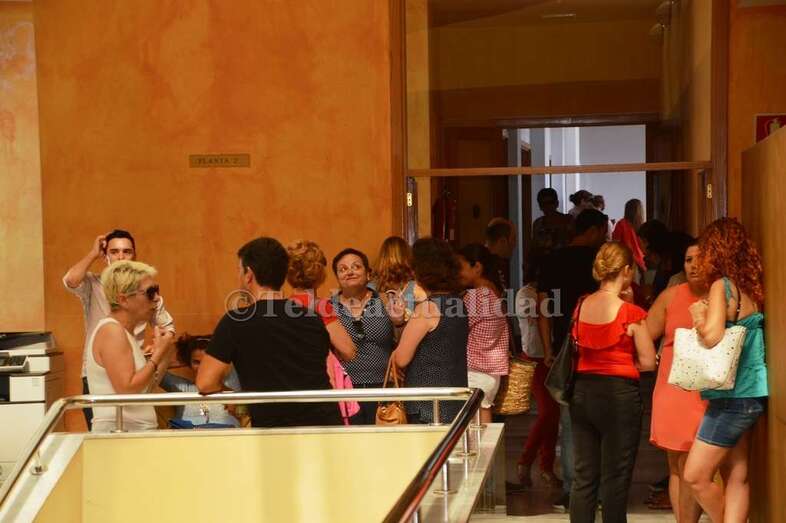 Una veintena de profesores acudieron hoy a la sede del Ayuntamiento y se concentraron en el hall de la segunda planta (Foto TA)
