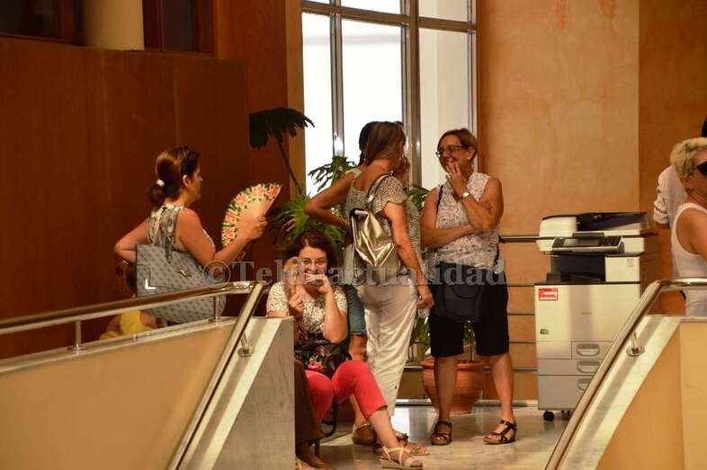 Miembros del claustro de profesores en las oficinas municipales de San Juan (Foto TA)