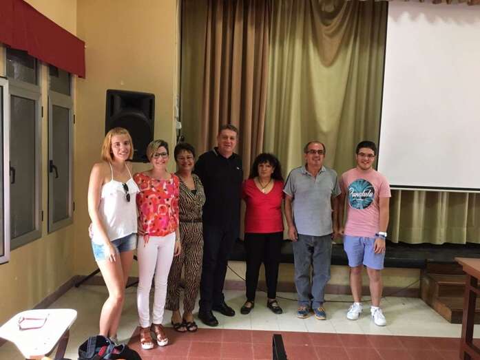 Pedro Naranjo, el cuarto por la izquierda, este viernes después del Consejo Escolar (Foto TA)