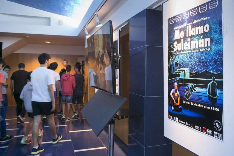 Escolares entrando en el Teatro Cuyás (Foto TA)