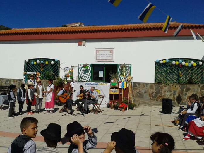 Archivo. Actividad en la esuela unitaria de Cazadores (Foto TA)