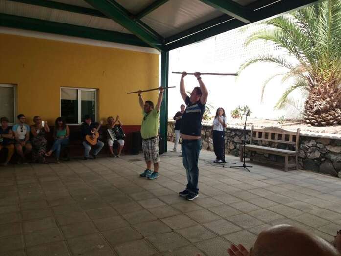 Usuarios del Centro Ocupacional de Telde durante su exhibición de la lucha del garrote (Foto TA)
