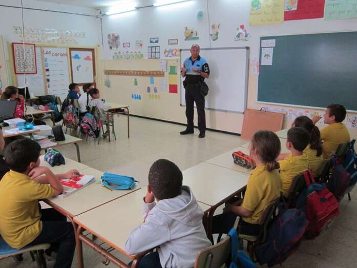 El agente Pedro Galván en un colegio de Telde (Foto TA)