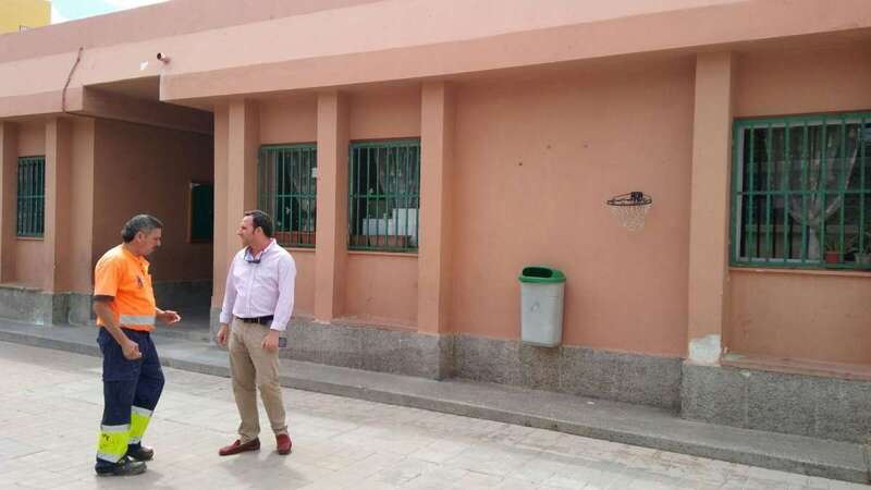 Eloy Santana, concejal accidental de Educación, supervisando unos trabajos en los colegios (Foto TA)