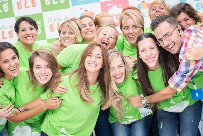 Eleazar Ortega con parte del equipo de profesionales del centro (Foto David Capin)