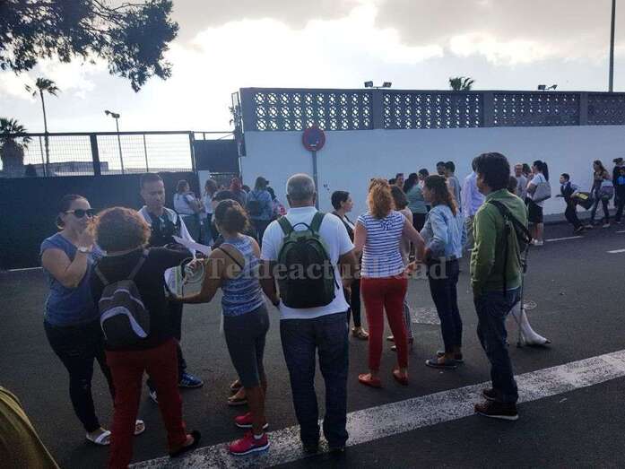 Archivo. Imagen de una protesta de padres a las puertas del colegio exigiendo información sobre los techos de fibrocemento (Foto TA)