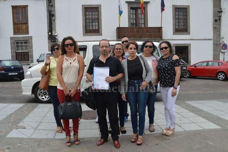 Archivo. Grupo de padres que presentaron más de 600 firmas exigiendo la retirada del amianto del colegio (Foto TA)