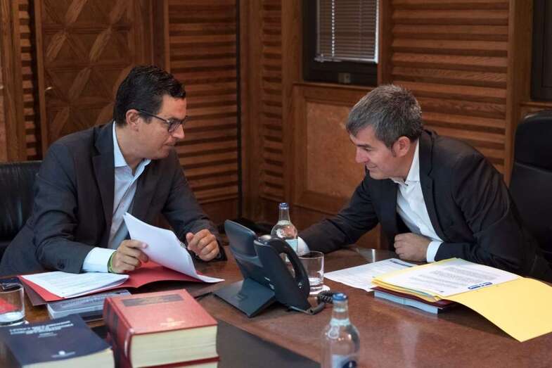 El presidente del Gobierno y el vicepresidente charlan durante el Consejo de Gobierno de este lunes (Foto TA)