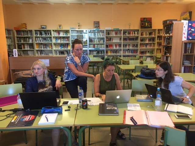 Grupo de profesores en el IES de Arnao (Foto TA)