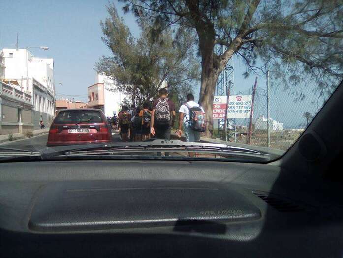 Los coches pasan a muy pocos centímetros de los jóvenes (Foto TA)