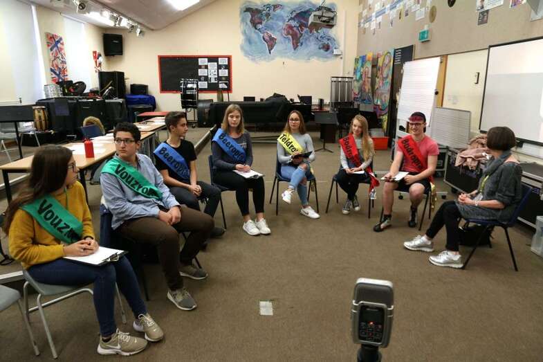 Los jóvenes teldenses encarnaron diferentes roles políticos, sociales y empresariales (Foto TA)