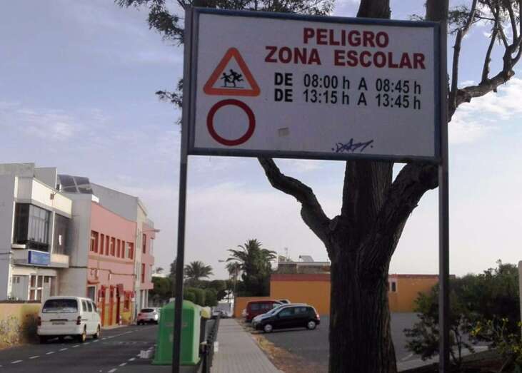 Señal vertical que advierten del peligro de niños en las horas de entrada y salida a los colegios de la zona (Foto TA)
