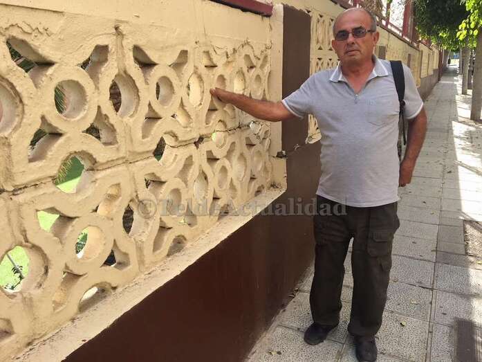 Florido posa junto a uno de los tramos en peor estado (Foto TA)