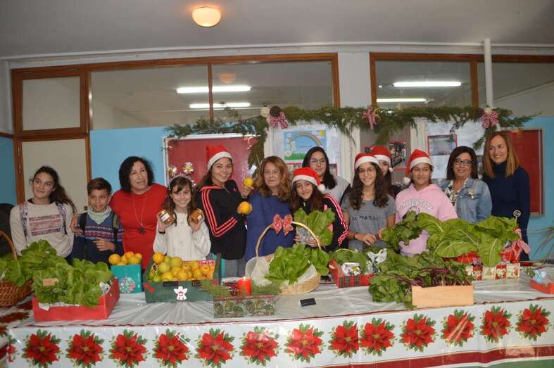 Alumnos y profesores implicados en el proyecto, este mediodía en el mercadillo navideño (Foto TA)