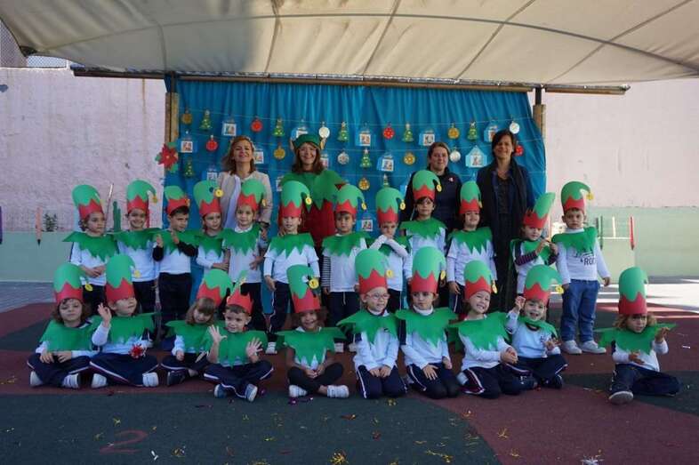 Los villancicos llevaron la Navidad hasta el colegio Esteban Navarro Sánchez (Foto TA)