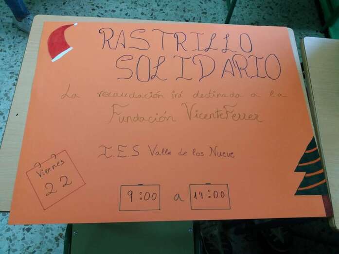 Cartel convocando el rastrillo solidario en el centro (Foto TA)