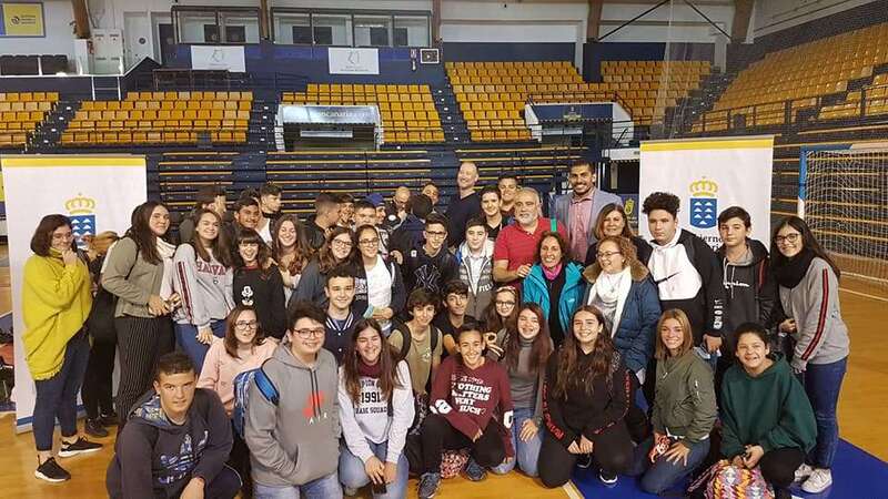 El concejal Abraham Santana, junto a un grupo de estudiantes de Telde (Foto TA)