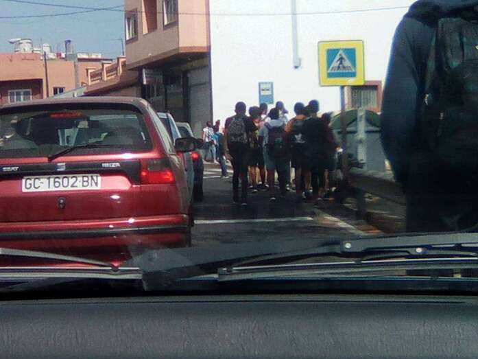 Escolares del IES La Rocha caminando por la carretera (Foto TA)