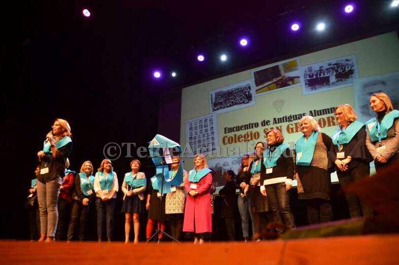 Momento del acto de esta noche en el Teatro Municipal (Foto TA)