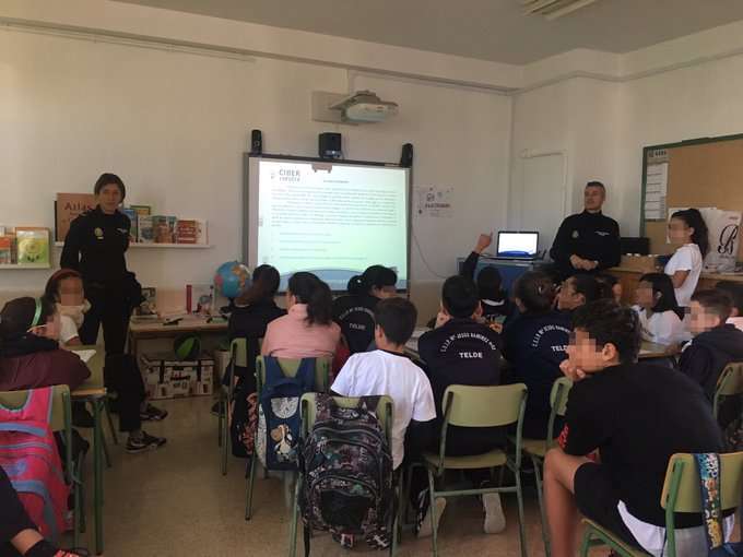 Dos agentes de la Comisaría de Telde imparten estos días unas charlas en el centro (Foto TA)