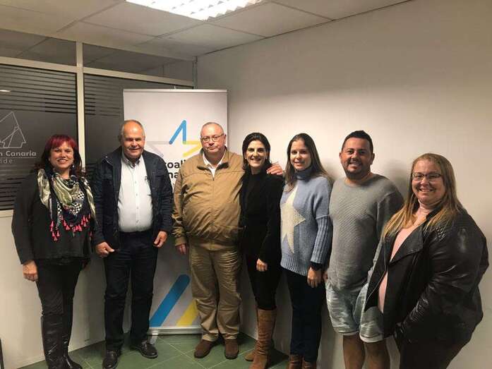 Miembros de CC con la directora general de Infraestructura Educativa, Ana Dorta, en la sede de CC de Telde (Foto TA)