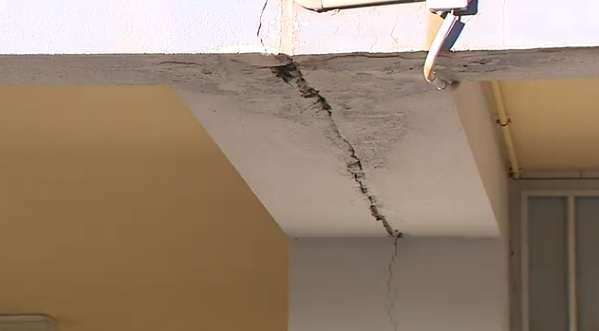 Grietas en el techo de las instalaciones del centro educativo (Foto TA)