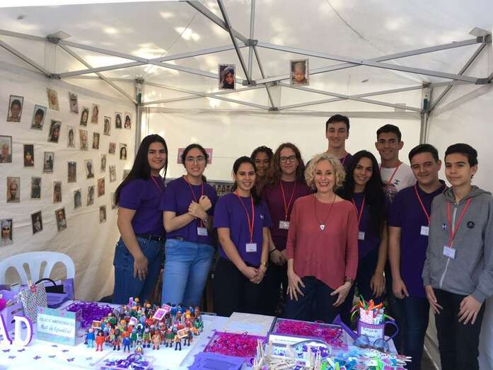 Alumnos del IES José Arencibia Gil en su puesto en la III Feria de Igualdad (Foto TA)